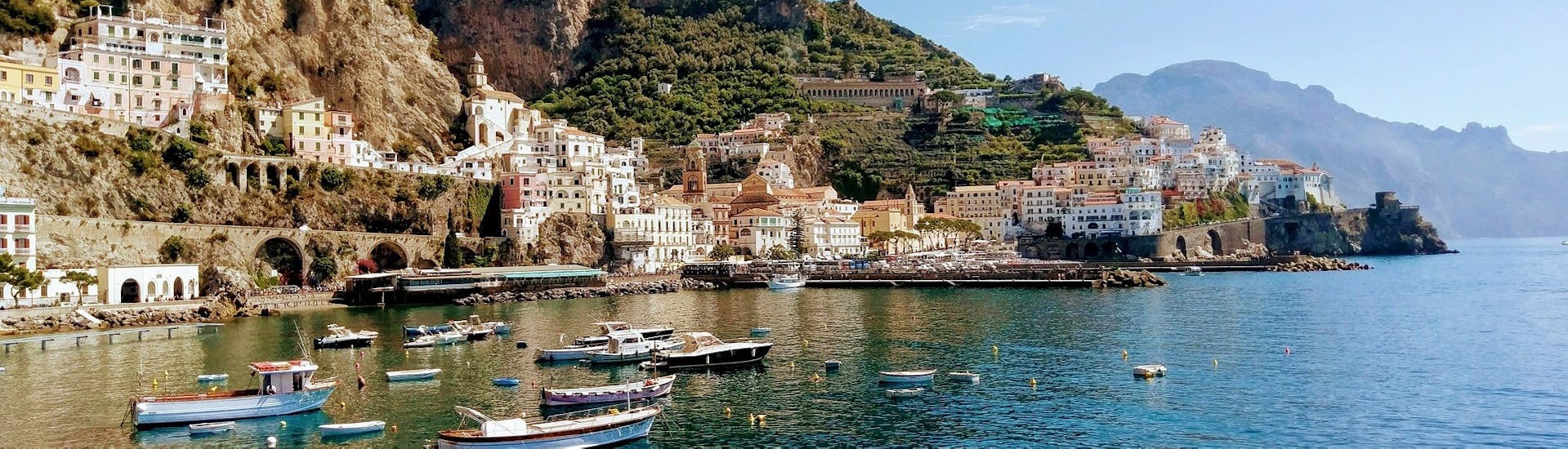 Blick auf Positano vom Meer während der Bootstour entlang der Amalfiküste mit Aufenthalt in Amalfi und Positano.