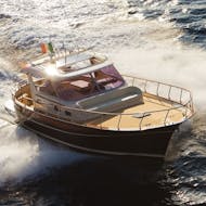 Vista della barca usata durante Gita in barca da Sorrento a Capri con soste per nuotare con Tours & More Sorrento.