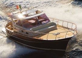 Das Boot am Meer fahrend während der Bootstour von Sorrento nach Capri mit Schwimmen mit Tours & More Sorrento.
