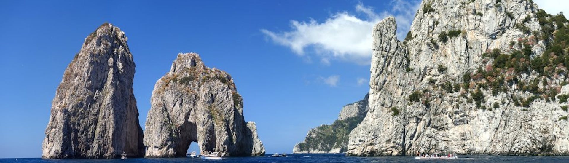 Blick auf die Faraglioni während der Bootstour von Sorrento nach Capri mit Schwimmen.