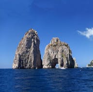 Blick auf die Faraglioni während der Bootstour rund um Capri mit Aufenthalt auf der Insel mit Tours & More Sorrento.