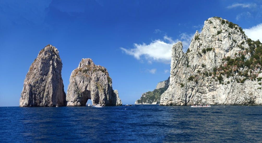 Uitzicht op de Faraglioni tijdens de boottocht rond Capri met een stop op het eiland met Tours & More Sorrento.