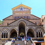 Vista de la Catedral de Amalfi durante el viaje privado en furgoneta desde Sorrento por la Costa Amalfitana con Tours & More Italia.