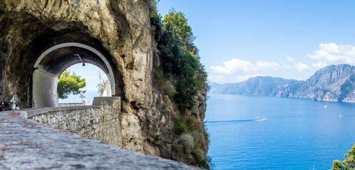 Vista de la carretera del viaje en furgoneta privada desde Sorrento por la Costa Amalfitana con Tours & More Italia.