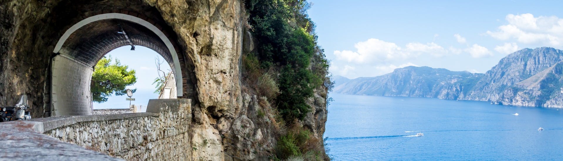 Uitzicht op de weg van de privé busreis van Sorrento langs de Amalfikust met Tours & More Italia.