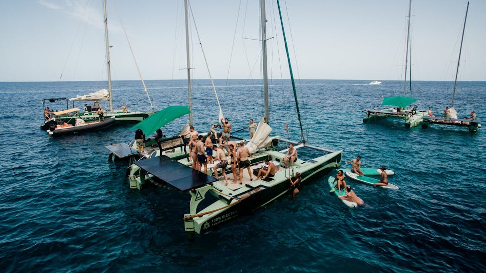 I nostri catamarani durante una sosta per nuotare e fare snorkeling durante la Gita in catamarano privato intorno a Ibiza con snorkeling - Giornata intera con La Bella Verde Ibiza.