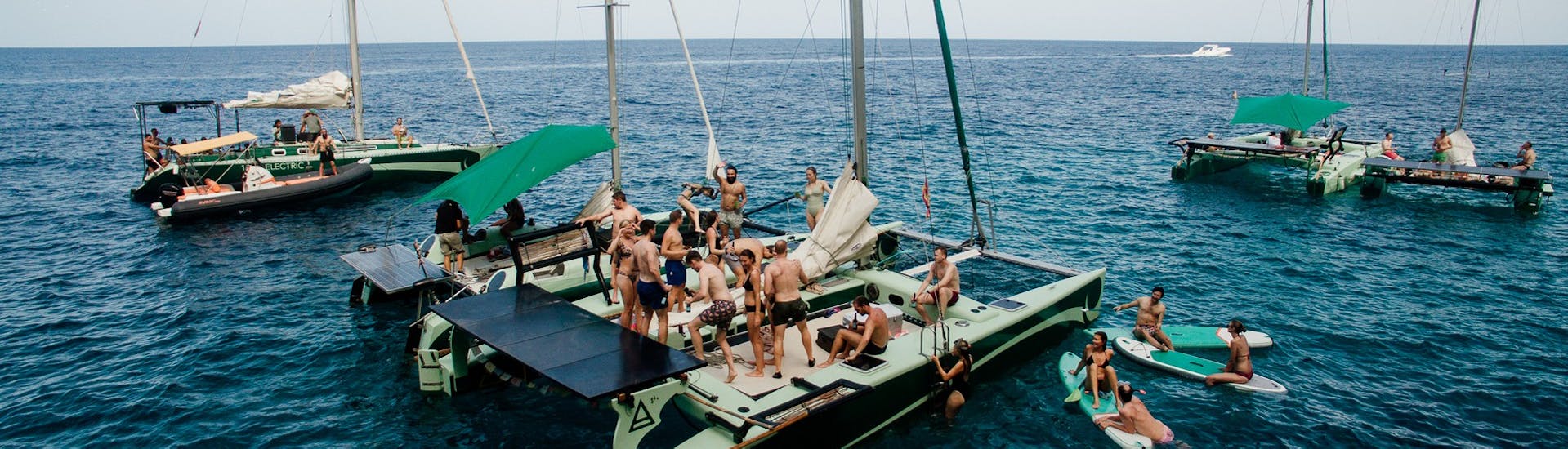 Onze catamarans tijdens een zwem- en snorkelstop tijdens Privé dagtrip met een catamaran rond Ibiza met snorkelen met La Bella Verde Ibiza.