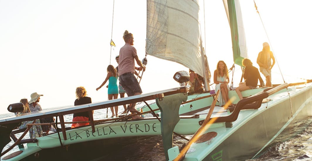 Il nostro staff si prende cura dei clienti a bordo durante il Giro in catamarano privato attorno Ibiza al tramonto con La Bella Verde Ibiza.