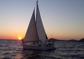 Gente navegando al atardecer durante la excursión en velero al atardecer a la isla de Dia con cena con Sailingtrips.gr Heraklion.
