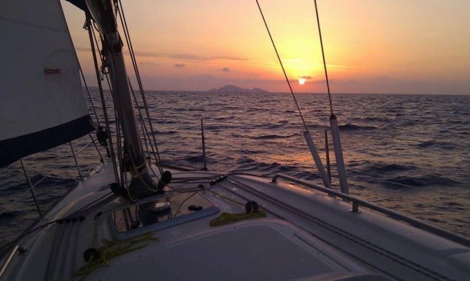 Het dek van een zeilboot tijdens de Zeiltocht bij zonsondergang naar Dia Island met diner met Sailingtrips.gr Heraklion.