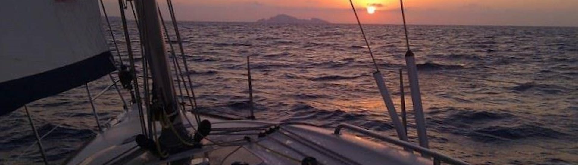 Le pont du voilier pendant la Balade en voilier à l'île de Dia au coucher du soleil avec Dîner avec Sailingtrips.gr Heraklion.