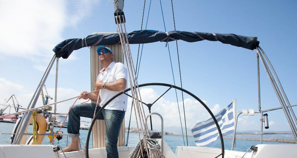 Lo skipper sulla barca della Gita in barca a vela privata all'isola di Dia - mezza giornata con  Sailingtrips.gr Heraklion.