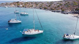 Barche a vela in una baia a Dia durante la gita privata in barca a vela all'Isola di Dia - giornata intera con Sailingtrips.gr Heraklion.