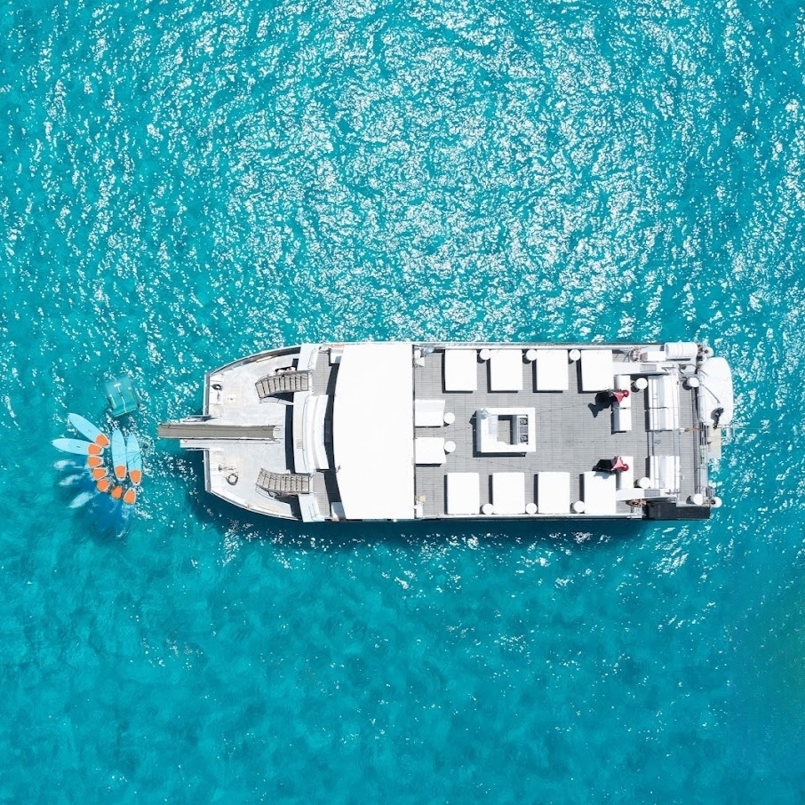 Catamarantocht van Ibiza naar Formentera met open bar met Ibiza Boat Club.