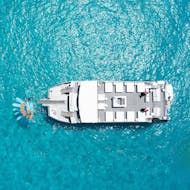 Excursión en catamarán desde Ibiza hasta Formentera en un barco con barra libre en Formentera con Ibiza Boat Club.