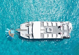 Gita in catamarano da Ibiza a Formentera  in barca con open bar a Formentera con Ibiza Boat Club.