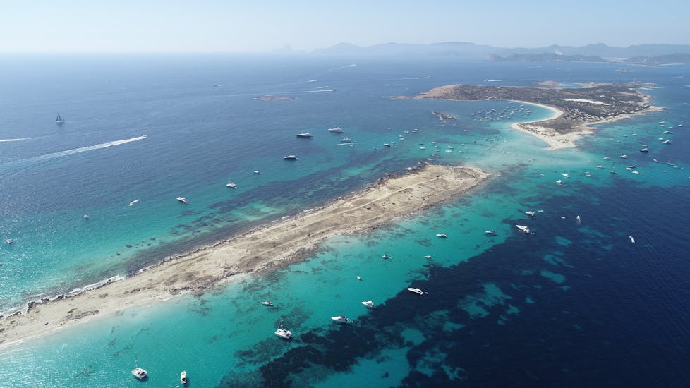 Paisaje de Formentera visto desde un paseo en catamarán desde Ibiza hasta Formentera con barra libre de Ibiza Boat Club.