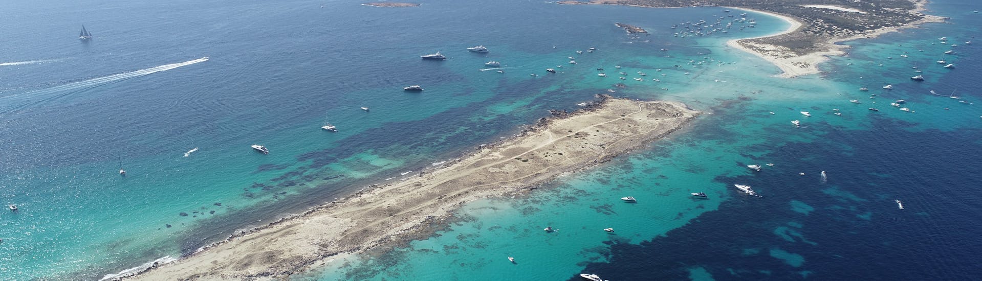 Blick auf Formenteras Landschaft von einer Katamaran-Tour von Ibiza nach Formentera mit offener Bar.