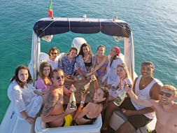 Personnes profitant de l'excursion en bateau semi-rigide au coucher du soleil à Capo Coda Cavallo avec l'apéritif au Noleggio Salina Bamba doré.