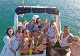 Gente disfrutando de la puesta de sol RIB viaje en barco a Capo Coda Cavallo con aperitivo con Golden Noleggio Salina Bamba.