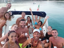 Persone che si divertono durante la Gita in gommone a Capo Coda Cavallo con snorkeling e aperitivo con Golden Noleggio Salina Bamba.