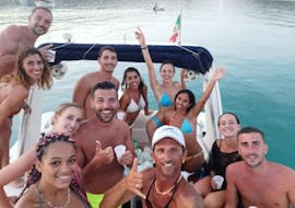 Mensen genieten van de RIB boottocht naar Capo Coda Cavallo met snorkelen en aperitief met Golden Noleggio Salina Bamba.