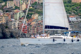 Velagiovane velero durante el viaje en velero de La Spezia a Cinque Terre con almuerzo con Velagiovane.