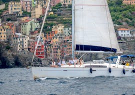 La barca a vela di Velagiovane durante la gita in veliero da La Spezia alle Cinque Terre con pranzo.