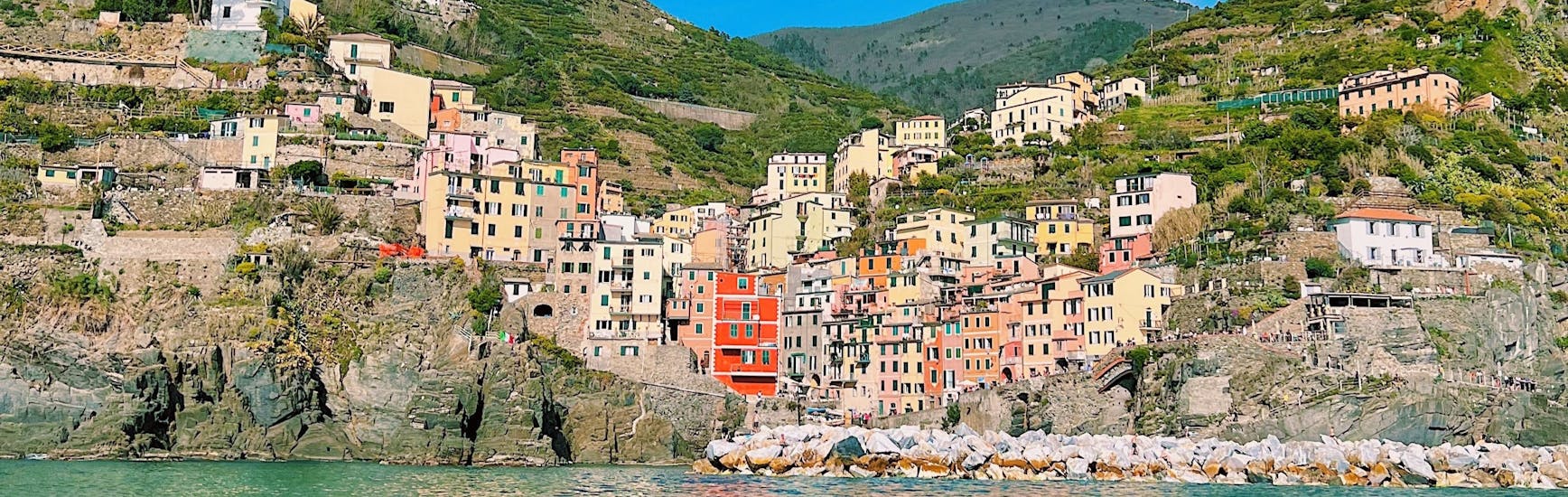 Het dorp Riomaggiore gezien vanaf de zee tijdens de zeiltocht van La Spezia naar Cinque Terre met Lunch met Velagiovane.