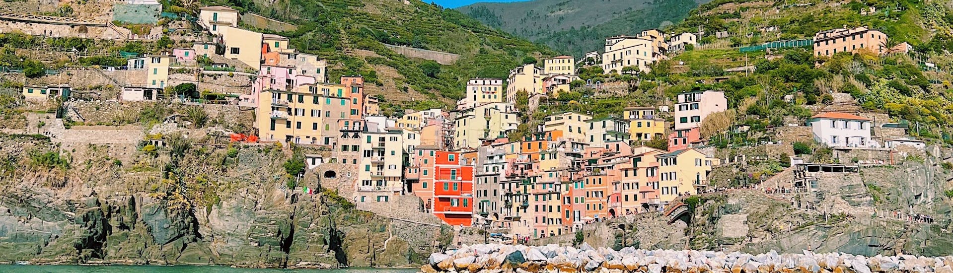 Het dorp Riomaggiore gezien vanaf de zee tijdens de zeiltocht van La Spezia naar Cinque Terre met Lunch met Velagiovane.
