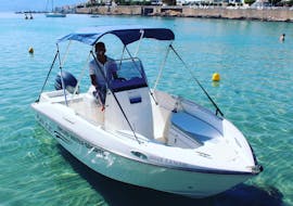 Un giovane sulla barca durante il Noleggio barca a Agios Nikolaos (fino a 5 persone) senza patente con Amoudi Watersports.