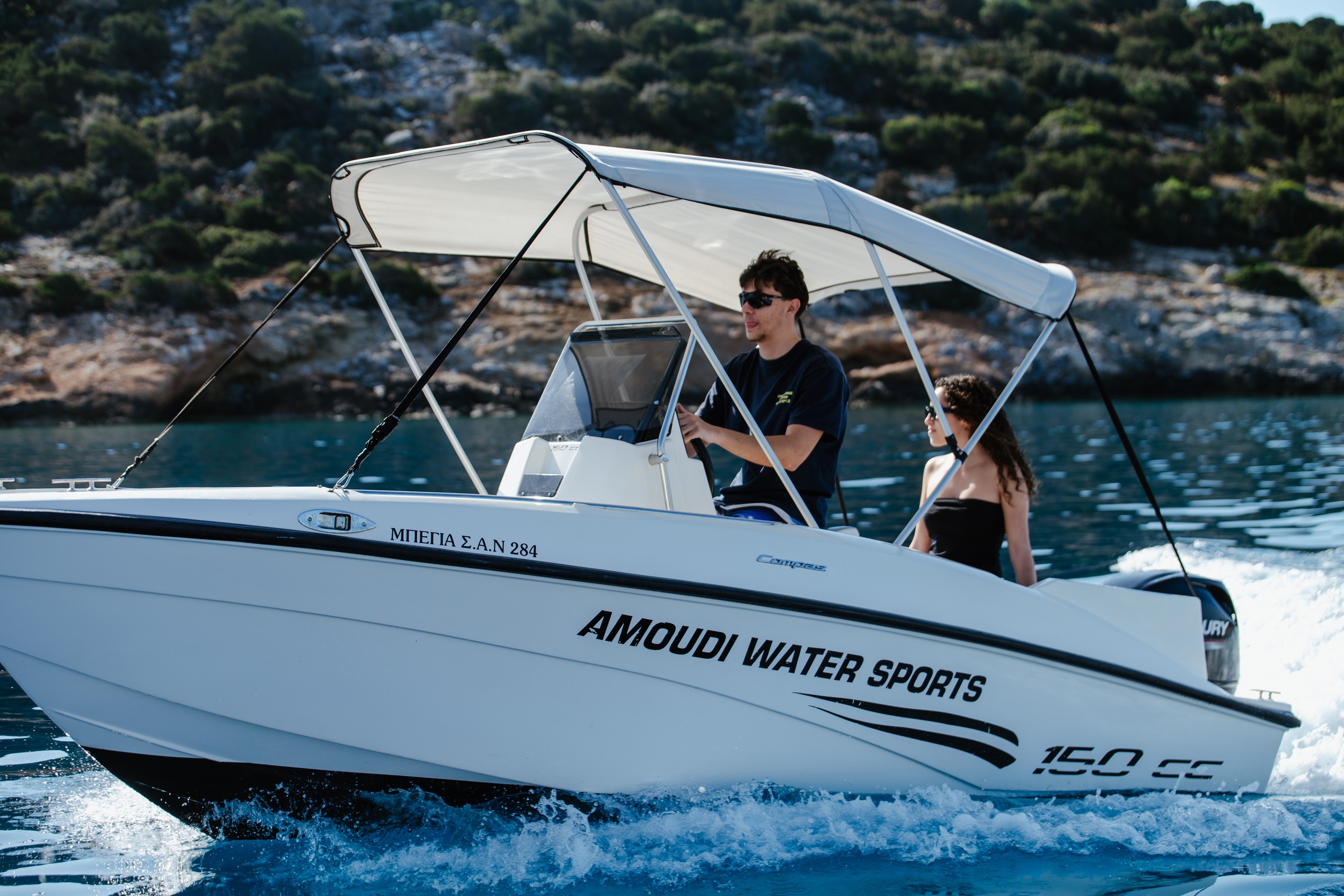 Noleggio barca ad Agios Nikolaos (fino a 6 persone) senza patente con Amoudi Watersports.