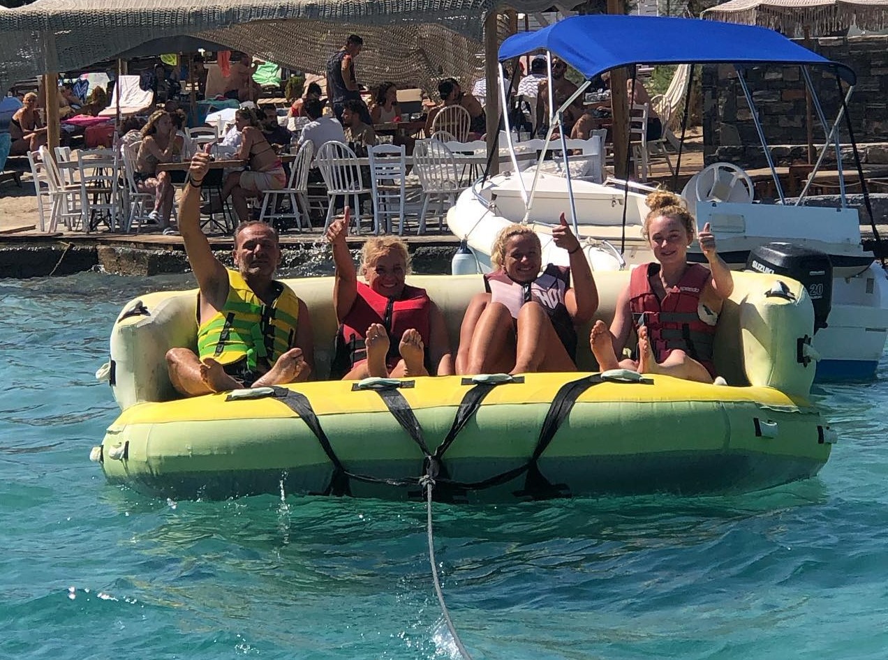 Crazy Sofa, Rings en Sliders Rides op Ammoudi Beach met Amoudi Watersports.