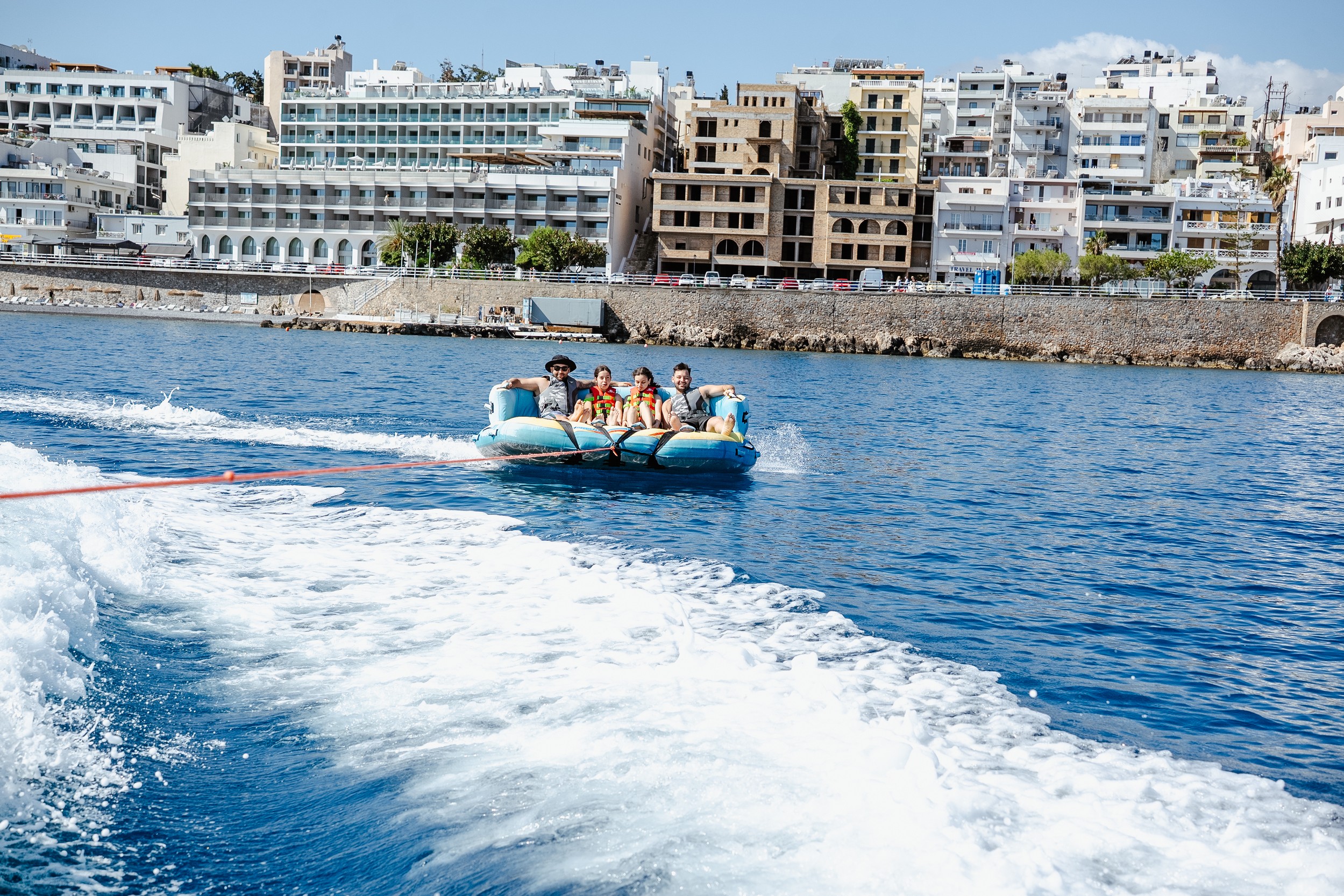 Crazy Sofa, Ring & Sliders Fahrten am Ammoudi Strand mit Amoudi Watersports.