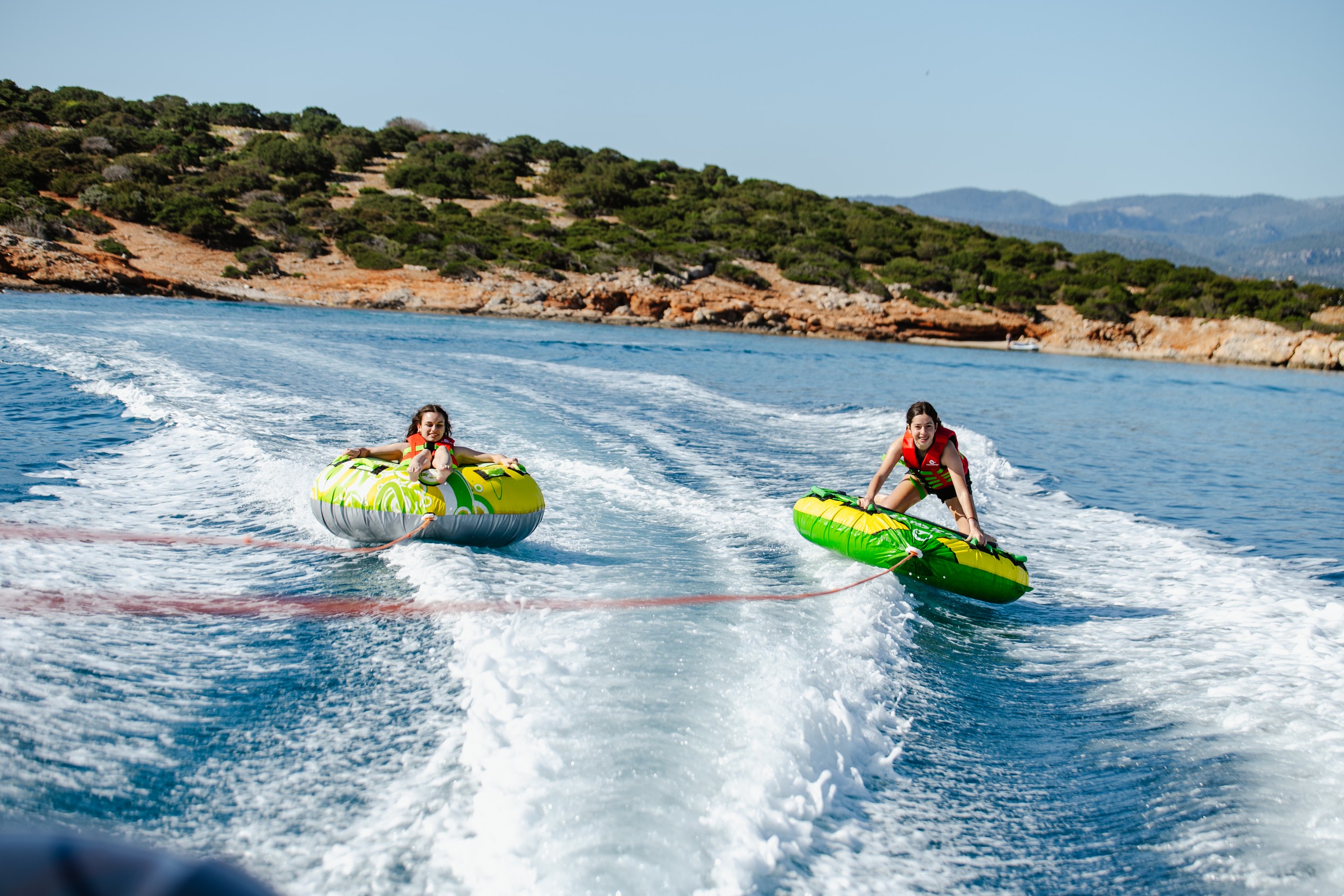 Crazy Sofa et autres bouées sur la plage d'Ammoudi à Agios Nikolaos.