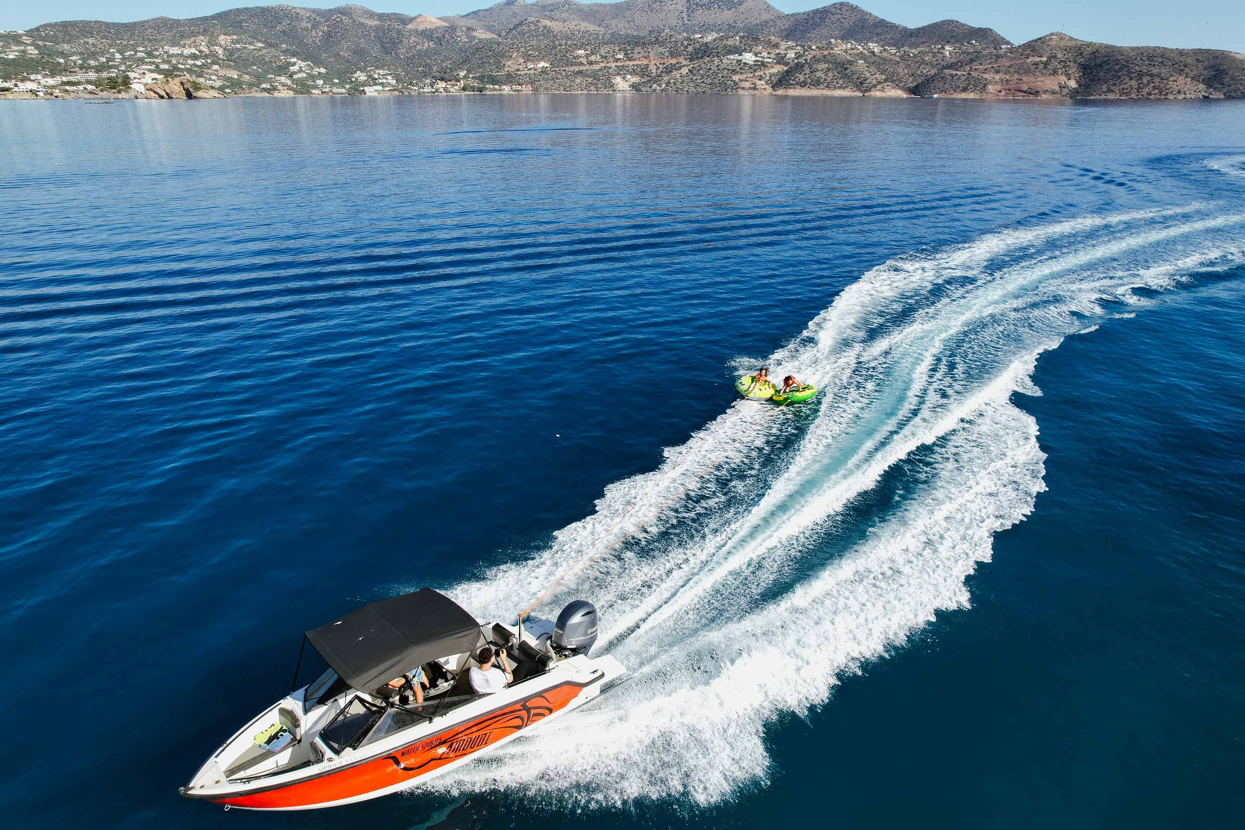 Crazy Sofa et autres bouées sur la plage d'Ammoudi à Agios Nikolaos.