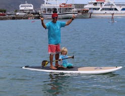 Alquiler de tabla de paddle surf en la playa de Ammoudi en Agios Nikolaos con Amoudi Watersports.