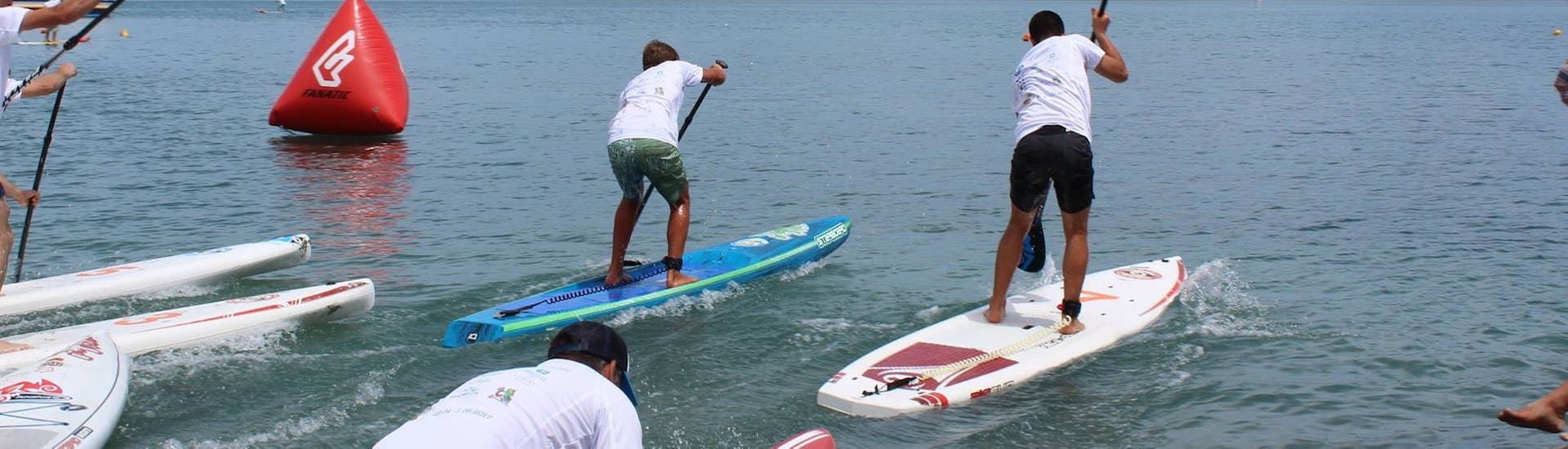 Alquiler de tabla de paddle surf en la playa de Ammoudi en Agios Nikolaos.