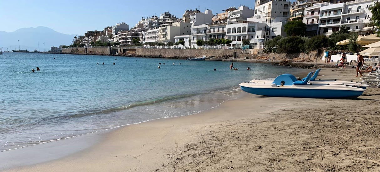 Waterfietsen verhuur op Ammoudi Beach in Agios Nikolaos.