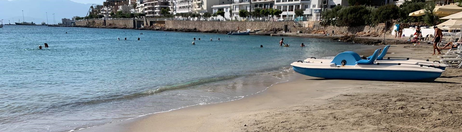 Notre pédalo vous attend sur la plage avec Amoudi Watersports.