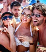 3 personen genieten van een bootfeest op Ibiza met open bar en DJ met Ibiza Boat Club.