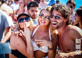 3 Personen genießen eine Katamaran-Partytour entlang Ibiza mit Open Bar und DJ mit Ibiza Boat Club.