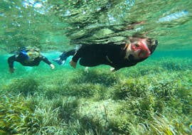 Deux personnes sous l'eau en train de faire du snorkeling pendant Snorkeling dans le Parc Naturel de Ses Salines depuis Formentera avec Vellmari Diving Center Formentera.