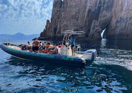 Bateau avec des personnes à bord naviguant le long des récifs du golfe de Porto pendant Balade en bateau dans le golfe de Porto avec snorkeling, bouée tractée et repas avec Avventu Event's Porto.