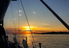 Vue du bateau pendant l'excursion en voilier privé de Santa Maria di Leuca avec apéritif au coucher du soleil avec Morgana Sailing Leuca.