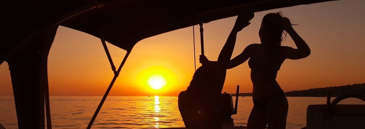 Coucher de soleil durant l'excursion en voilier privé de Santa Maria di Leuca avec apéritif au coucher du soleil avec Morgana Sailing Leuca.