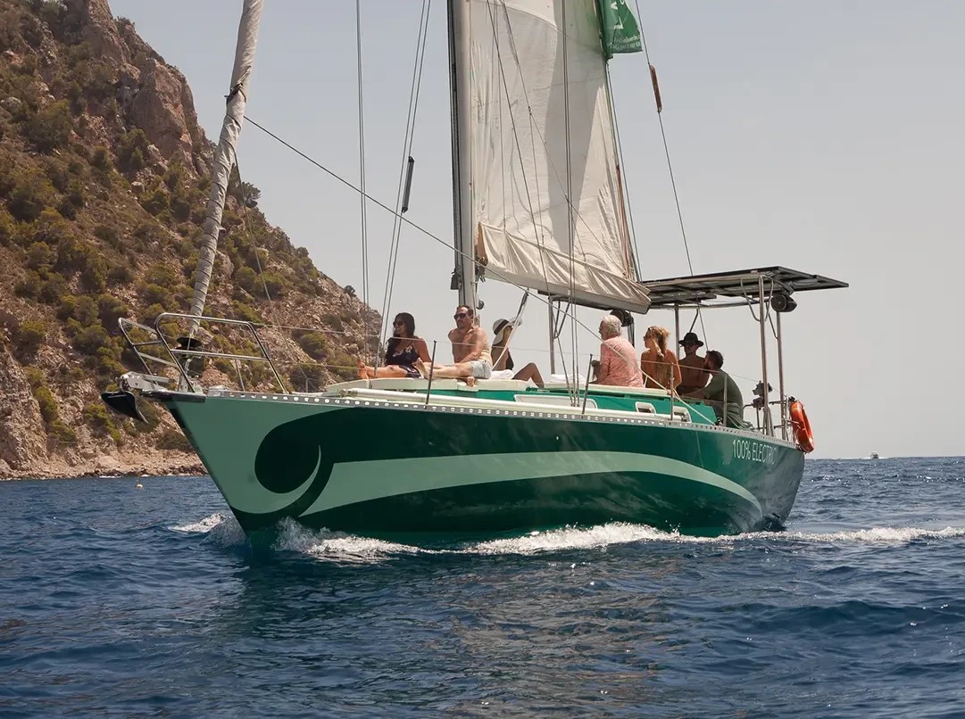 Notre monocoque électrique navigue avec tout le monde à bord lors de la Balade privée d'une journée en bateau autour d'Ibiza avec Baignade et Snorkeling avec La Bella Verde Ibiza.