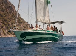 Onze elektrische monohull navigeert met iedereen aan boord tijdens de Privé volledige dag boottocht rond Ibiza met snorkelen met La Bella Verde Ibiza.