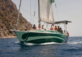 Unser elektrischer Monohull bei der Privaten Ganztages-Bootstour um Ibiza mit Schnorcheln mit La Bella Verde Ibiza.