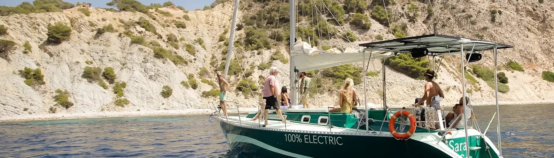 Notre monocoque électrique explore la côte autour d'Ibiza lors de la Balade privée d'une journée en bateau autour d'Ibiza avec Baignade et Snorkeling avec La Bella Verde Ibiza.